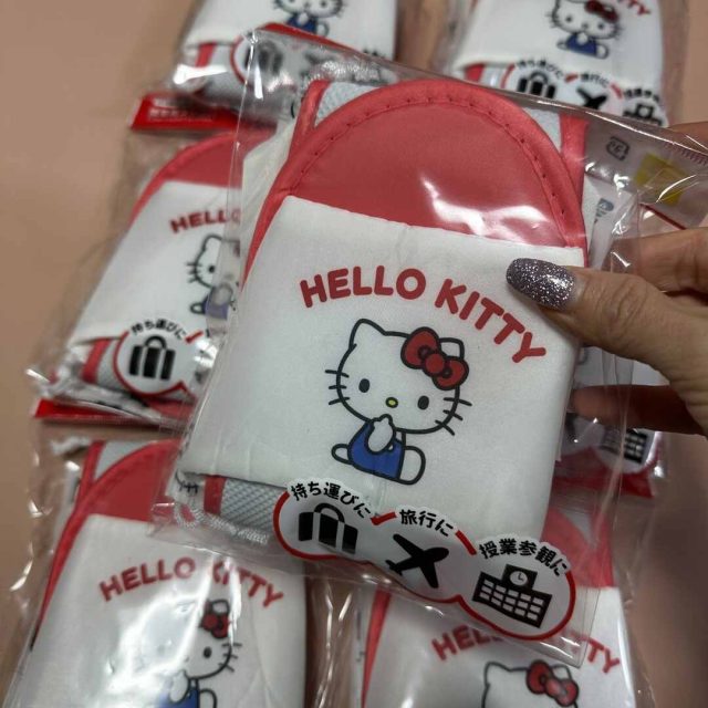 Dép mang theo Hello Kitty